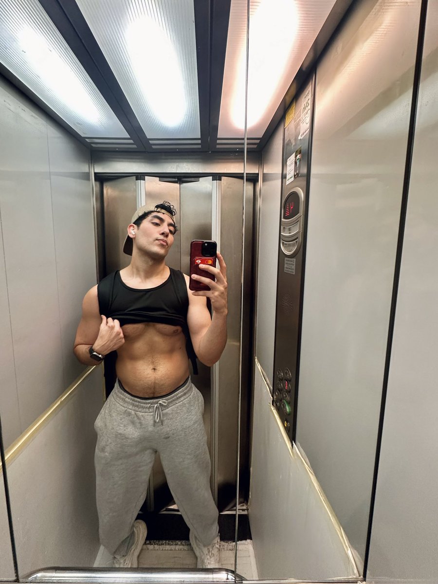 rey_Ds01's tweet photo. Y si nos quedamos encerrados en el ascensor. 🍌 https://t.co/RyCdQhDkrY