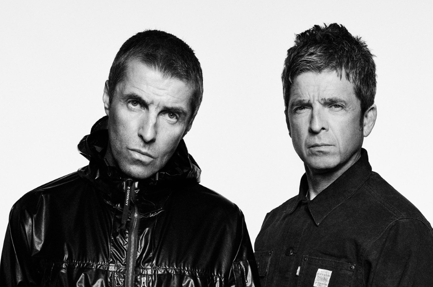 officialcharts's tweet photo. As it celebrates its 25th anniversary, #Oasis's (@oasis) #StandingOnTheShoulderOfGiants returns to the Top 20 for the first time in as many years 🌇📈

See your brand-new Albums Chart highlights: https://t.co/2zBkH1kvzt https://t.co/qfDJfLokgF