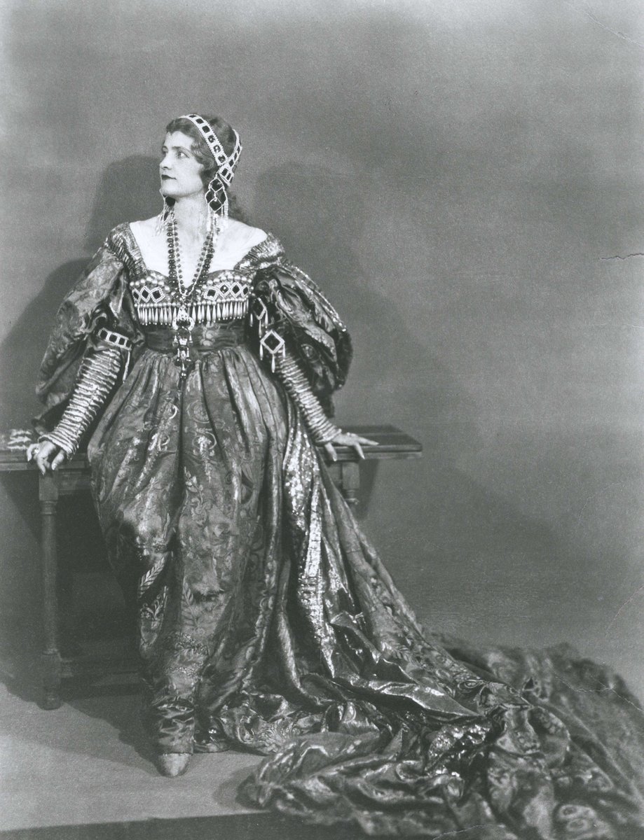 Marjorie Post wore this theatrical, Renaissance-inspired costume in salmon-colored brocade, often referred to as her “Juliet” costume, #OnThisDay in 1929 at the Everglades Ball, an annual fancy dress ball held at the Everglades Club in Palm Beach, FL.

📷: Edward Owen