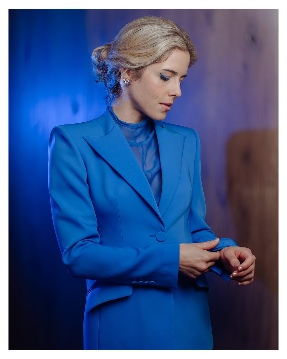 EmilyBettBR's tweet image. 📷 || catherinepowell via Instagram 
"Emily Bett Rickards | Nashville, TN
Got to see my sweet friend @/emilybett for the first time in a million years last week and made her do some pre-screening, hotel room portraits with me because the blue power suit needed a moment 💙"