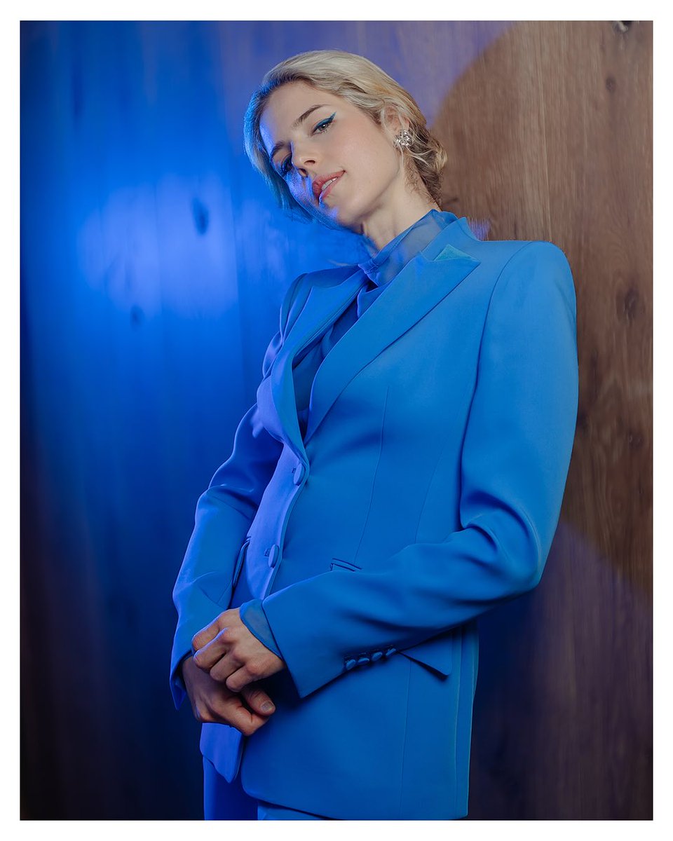 EmilyBettBR's tweet image. 📷 || catherinepowell via Instagram 
"Emily Bett Rickards | Nashville, TN
Got to see my sweet friend @/emilybett for the first time in a million years last week and made her do some pre-screening, hotel room portraits with me because the blue power suit needed a moment 💙"