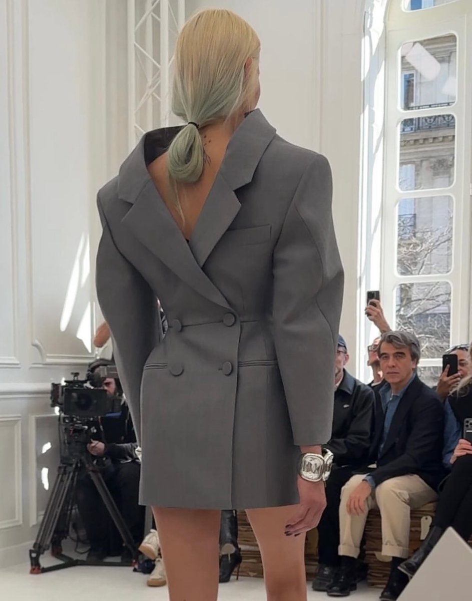 pinkmochhi's tweet photo. Sarah Burton’s reversed suits for Givenchy also echo Hubert de Givenchy’s concept of reversed coats, a design approach he explored in the late ‘50s and early ‘60s https://t.co/kryAPDuIPi