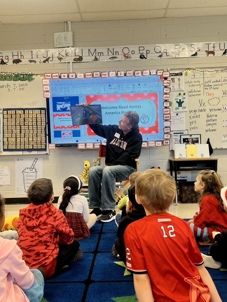 Loved having this guest reader <a href="/PickettsMillES/">Pickett's Mill ES 🏴‍☠️⚓️☠️🦜</a> this morning! <a href="/Chris_Murray14/">Chris Murray</a>