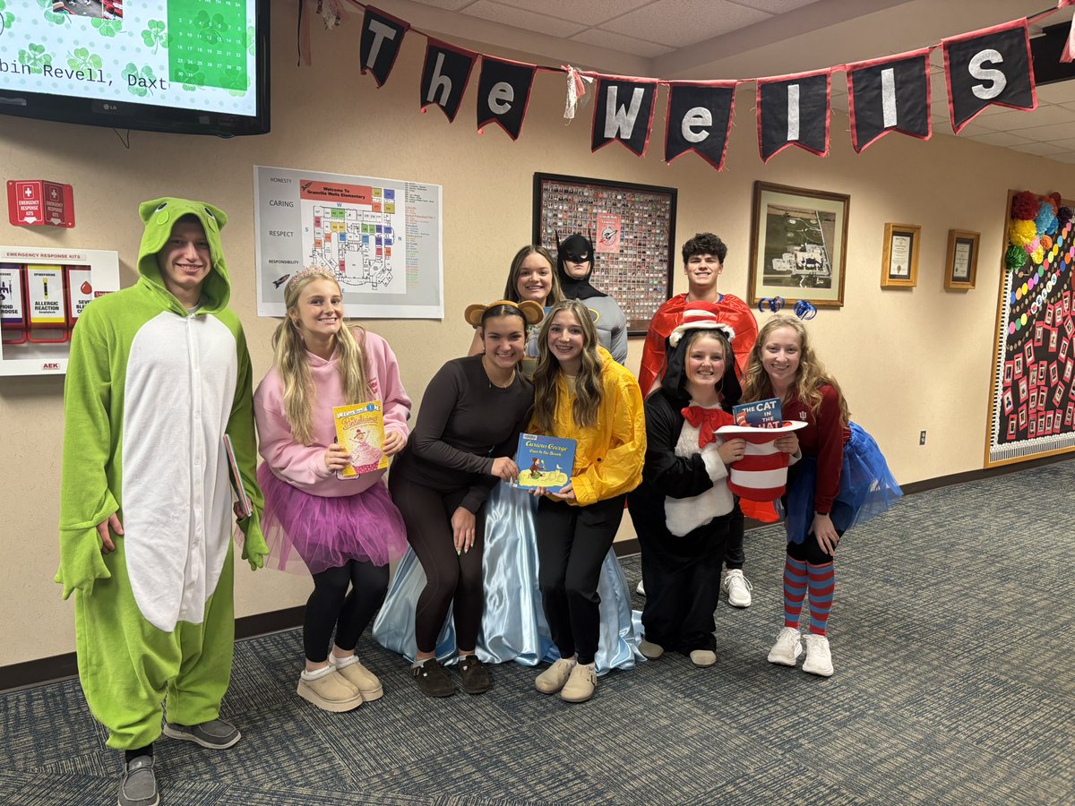 Thank you WeBo National Honor Society for joining us as guest readers for Read Across America Day.  Thanks for your outstanding leadership!! 🚀❤️📚🏀