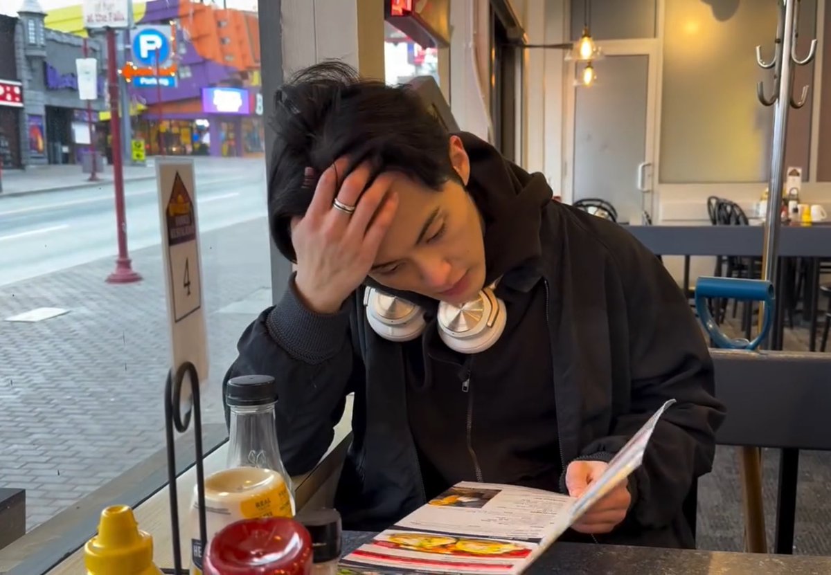7702LOOKS's tweet photo. first date, kinda nervous https://t.co/Q2sdAyT31l