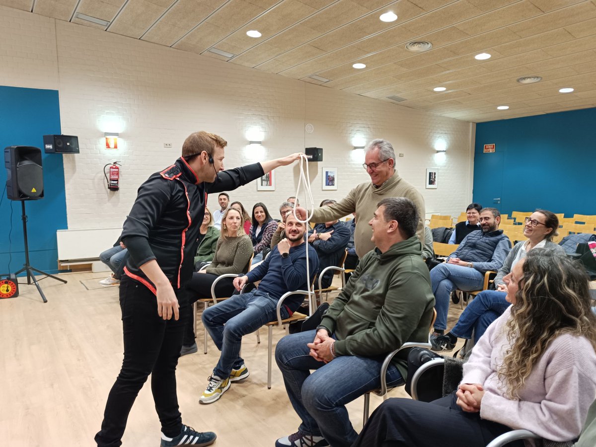 adslleida's tweet photo. "La màgia de motivar les persones." Genial actuació de @MagStigman ahir a la X Jornada de l'ADSLL que va tenir lloc a @EOILleida https://t.co/9Ybj736s0Q