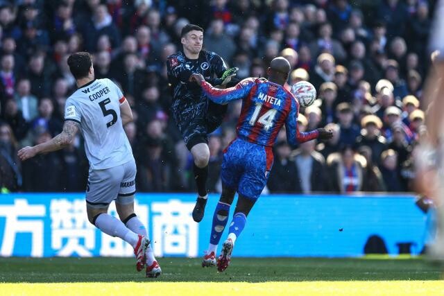 lequipe's tweet photo. Liam Roberts finalement suspendu six matches au lieu de trois après sa faute sur Jean-Philippe Mateta en FA Cup
➡️ https://t.co/5Eo1RHXMFk https://t.co/2BTlo6xrRN