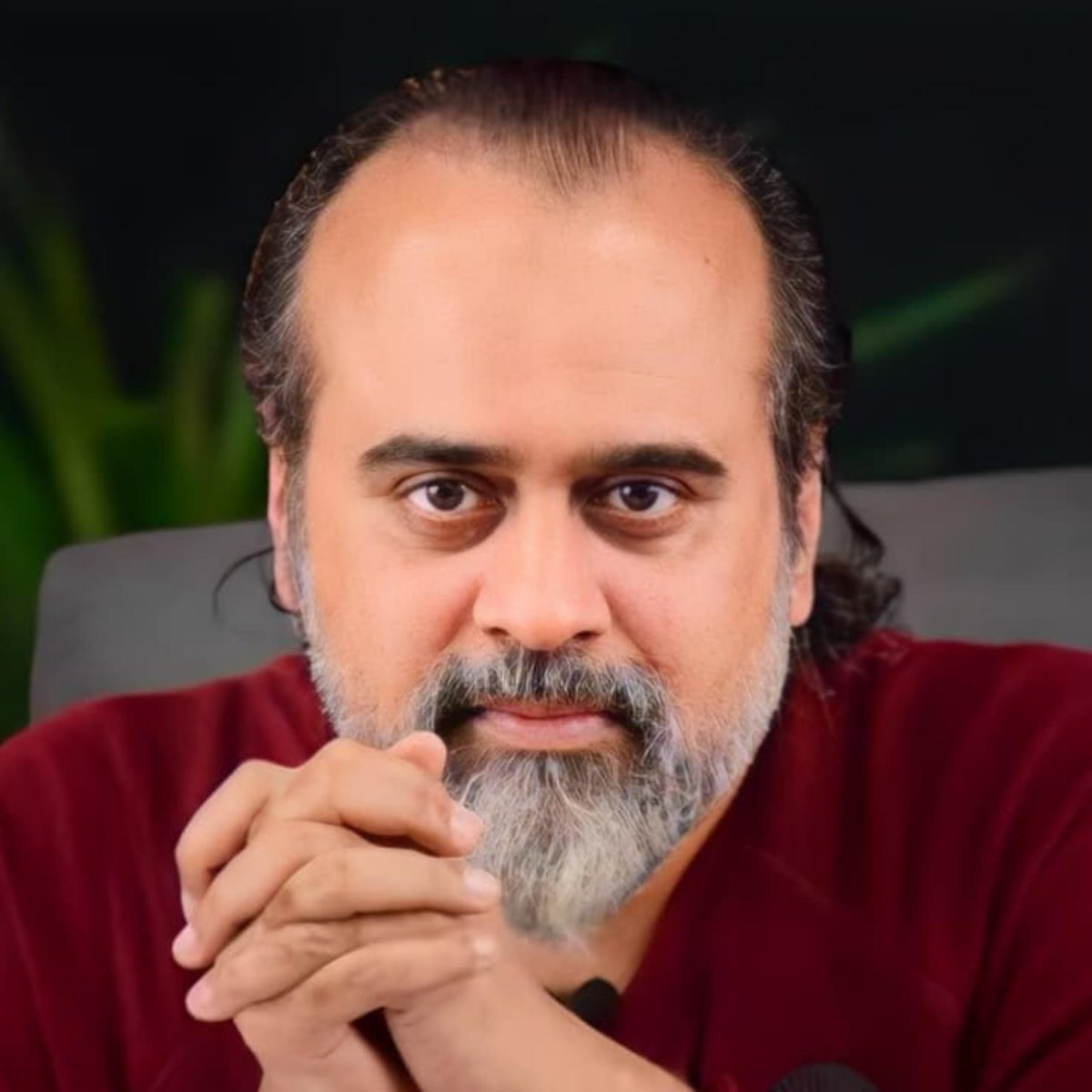 आचार्य प्रशांत कौन है ?

जो शब्दों से नहीं, मौन से समझाए,
जो सत्य की लौ से अंधकार मिटाए।
जो बहते जल सा निरंतर बहता जाए,
वही आचार्य, वही प्रशांत कहलाए।

न धारा के संग, न भीड़ की चाल,
जो तोड़े भ्रमों के हर इक जाल।
जो जग से कहे, पर जग में न फंसे,
जो माया को जाने, पर उसमें न बसे।