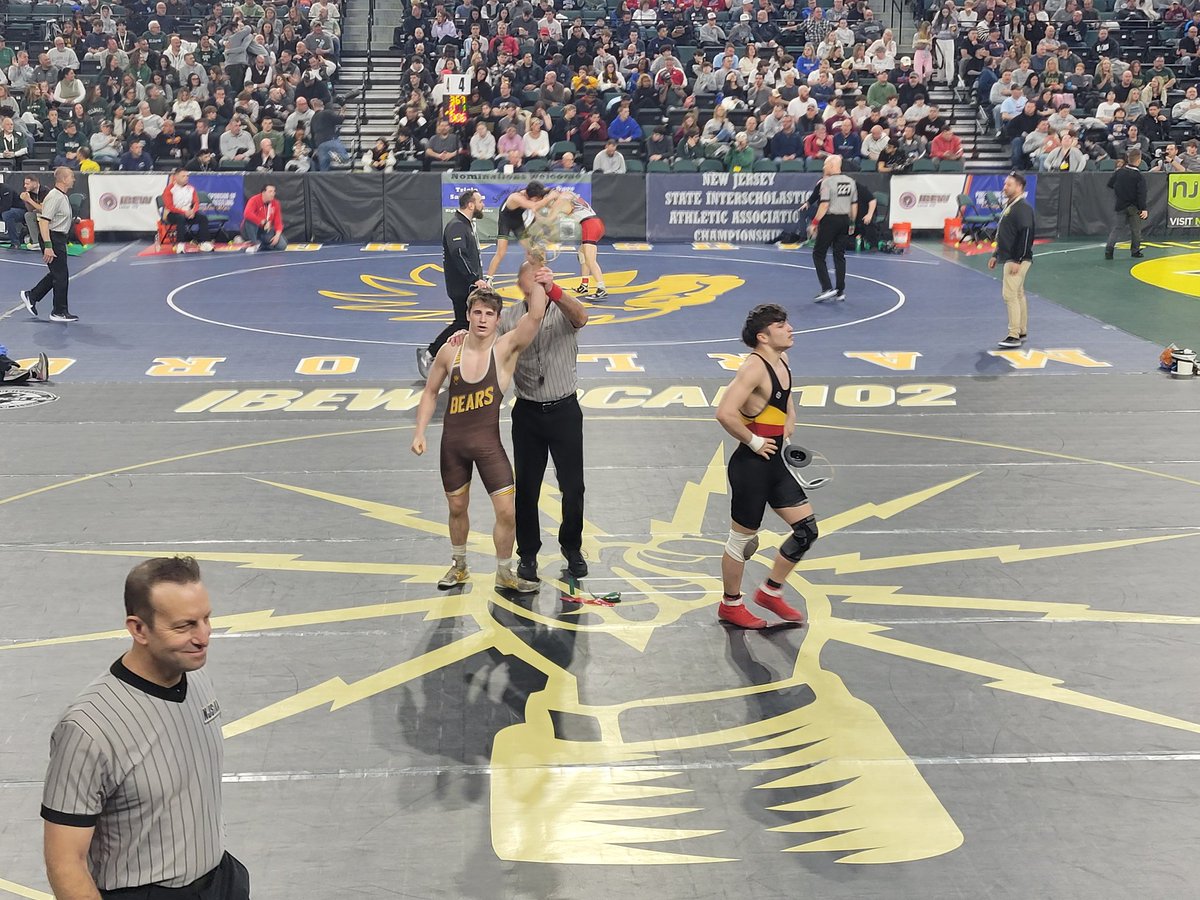 Jackson Weller dominates 21-6 in the quarterfinals to advance to the semis! On the podium already......keep climbing the podium!