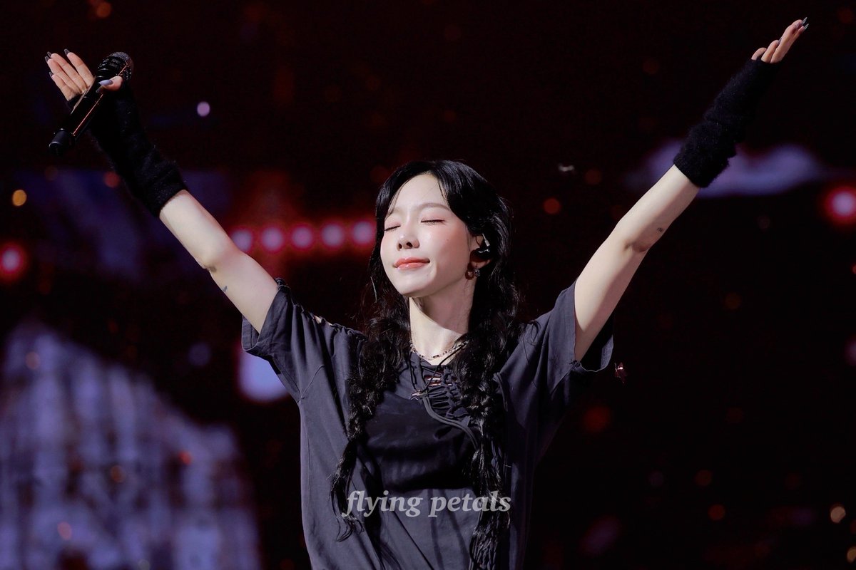 flying_petals's tweet image. 250307 The TENSE 💯
#태연 #taeyeon