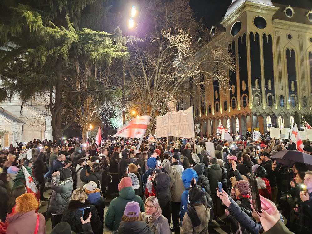 GeorgiaToday_GT's tweet photo. 🇬🇪 On the 100th day of pro-European protests, thousands have gathered in front of the Parliament in Tbilisi, demanding release of imprisoned activists and new elections.

#GeorgiaProtests #EUIntegration #Tbilisi #Democracy #EuropeanFuture #Rustaveli #Georgia #ProEuropean #Freedom #Unity #PeacefulProtest #StandWithGeorgia #HumanRights #CivilSociety #GeorgianYouth #FutureIsEurope #WeAreEurope #GeorgiaForEU #Protest #EU #Europe #Geopolitics