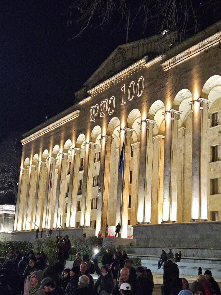 GeorgiaToday_GT's tweet photo. 🇬🇪 On the 100th day of pro-European protests, thousands have gathered in front of the Parliament in Tbilisi, demanding release of imprisoned activists and new elections.

#GeorgiaProtests #EUIntegration #Tbilisi #Democracy #EuropeanFuture #Rustaveli #Georgia #ProEuropean #Freedom #Unity #PeacefulProtest #StandWithGeorgia #HumanRights #CivilSociety #GeorgianYouth #FutureIsEurope #WeAreEurope #GeorgiaForEU #Protest #EU #Europe #Geopolitics