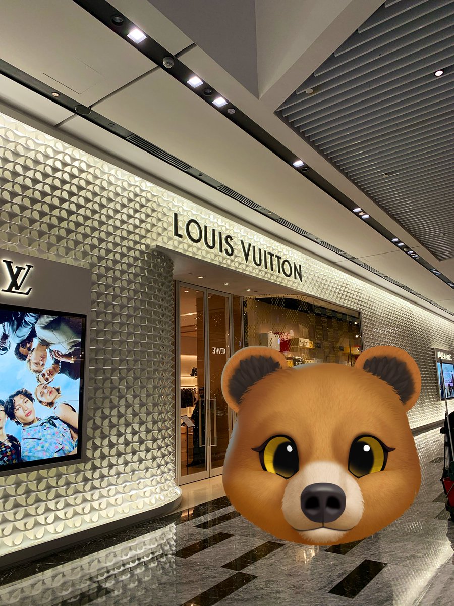 j4xtkm's tweet photo. @Boithebear I know I’m gonna make it with Boi. So that I can buy this LV bags for my gf with the profits 😏 https://t.co/2OYbNDwBM5