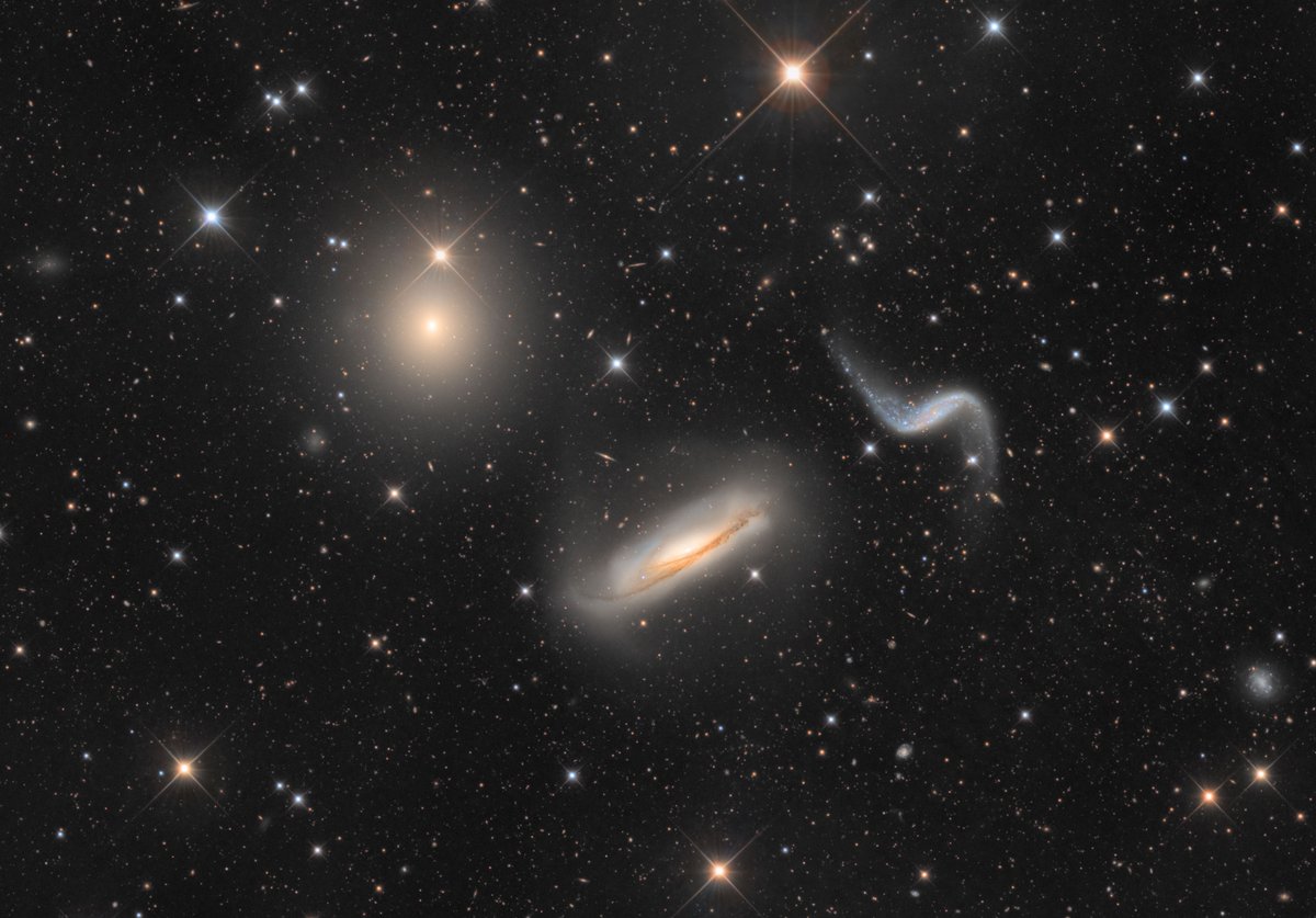 1/2 Celle-ci, je l'ai prise entre janvier et février, avec quelques nuis exceptionnelles : pour les pros, le seeing monitor était à 0.6 arcsec... C'est l'une de nos meilleures images, avec <a href="/bax_jf/">JF BAX</a> . Voici donc Hickson 44, un groupe de galaxies de la constellation du Lion.