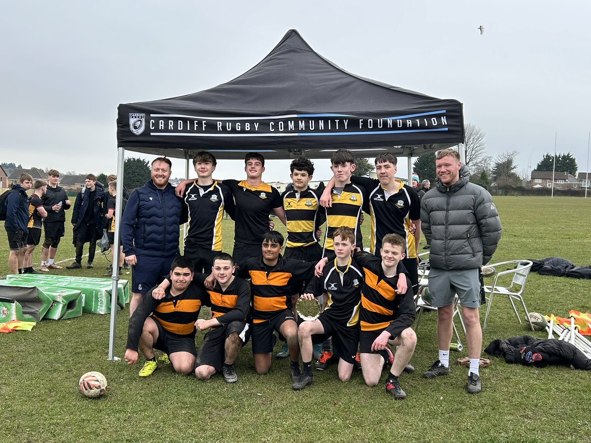 CRugbyCommunity's tweet photo. Vale Sevens Day 4 Year 10s today and we had @PencoedtreHS taking the plate🍽️ then in the final we saw @strichardgwynpe play in a great final against @CowbridgeCompPE which saw Cowbridge come out on top 🏆 https://t.co/F7vFOWOCqI