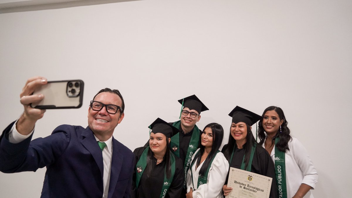 Unidades_UTS's tweet photo. Nuestro campus Barrancabermeja realizó una emotiva ceremonia de grados, donde más de 100 estudiantes recibieron su título profesional en: 
🍏Administración de Empresas 
🍏Contaduría Pública 
🍏Ingeniería Electromecánica 
🍏Tecnología en Contabilidad Financiera https://t.co/wTPAHvXx0J