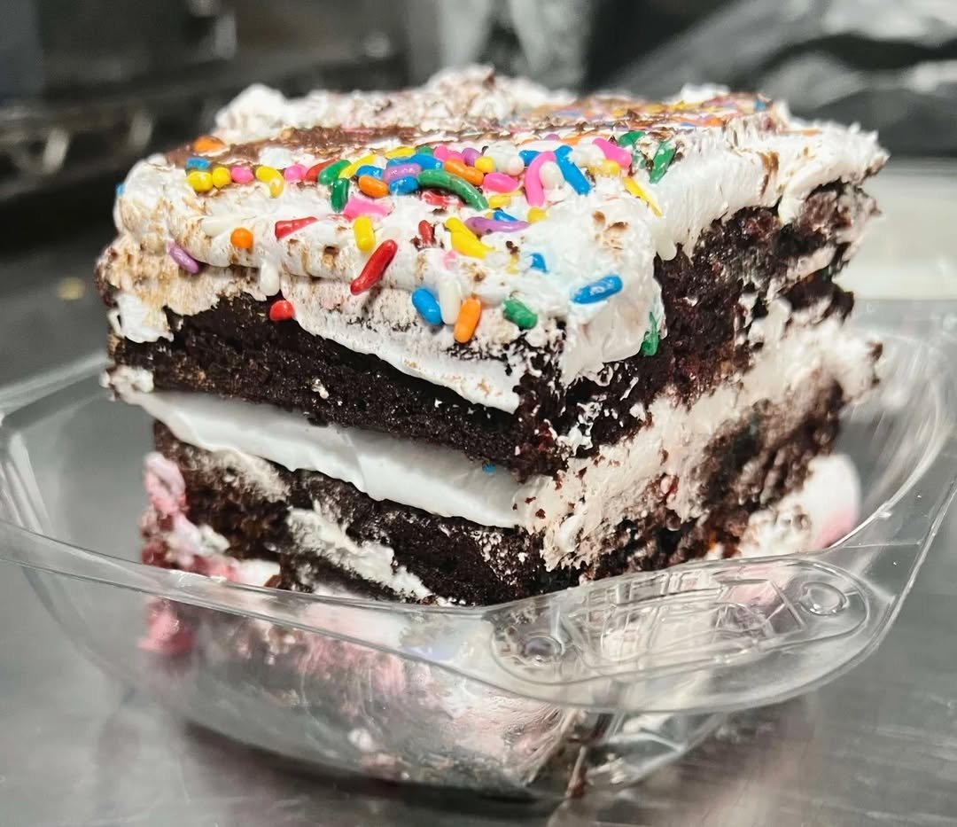 Doomies's tweet photo. Our Vanilla Funday Cake with Raspberry filling is so popular.... #DasBaker whipped up a Chocolate version for you! Limited slices available 🖤 Don't miss out 🌱
https://t.co/FU2ryyWx0q
#vegancake #vegansofla #cakecakecake #lafood https://t.co/Q4UQtlKBMx