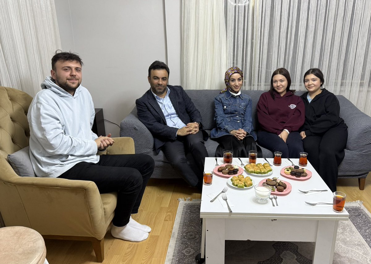 Bu akşam iftarda; Onur, Damla ve Çisem kardeşlerin evine misafir olduk. 

Güzel sohbetleri için kendilerine teşekkür ediyorum. ☺️