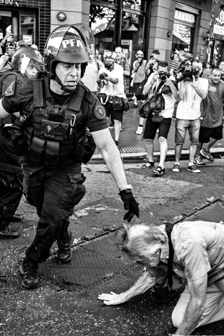 A esta foto no le van a dar ningún premio internacional, no tendrá primera plana, tampoco saldrá en muchos noticieros internacionales...Porque no es de Venezuela, es en la "democracia" de Milei en Argentina.
Pero vamos a compartirla todos, para que el Mundo la vea.