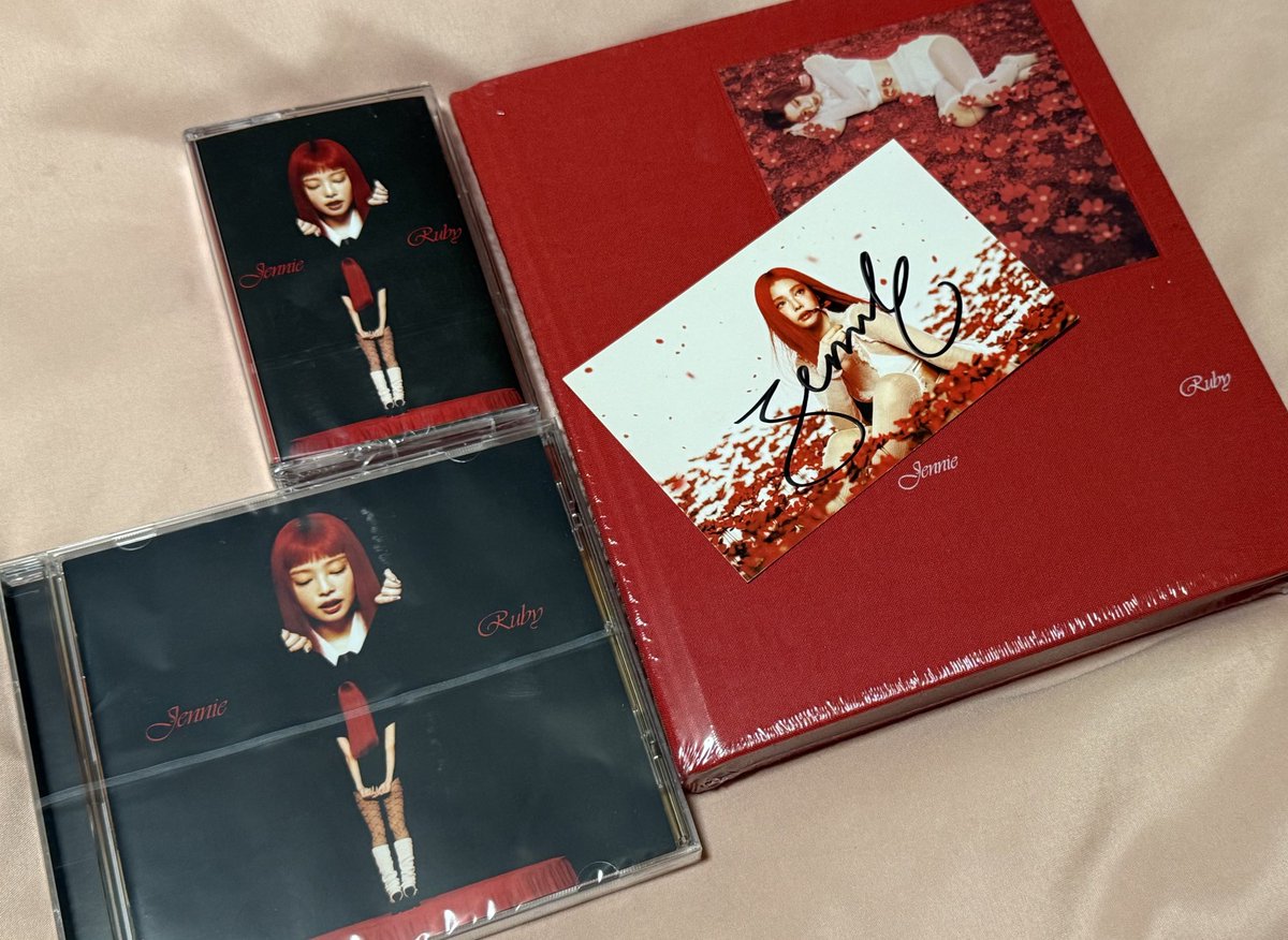 lesyeuxdelalis's tweet photo. 1/4 OF MY JENNIE MERCH ARRIVED 😍 #RUBY_by_JENNIE https://t.co/M5B3kbJF1y
