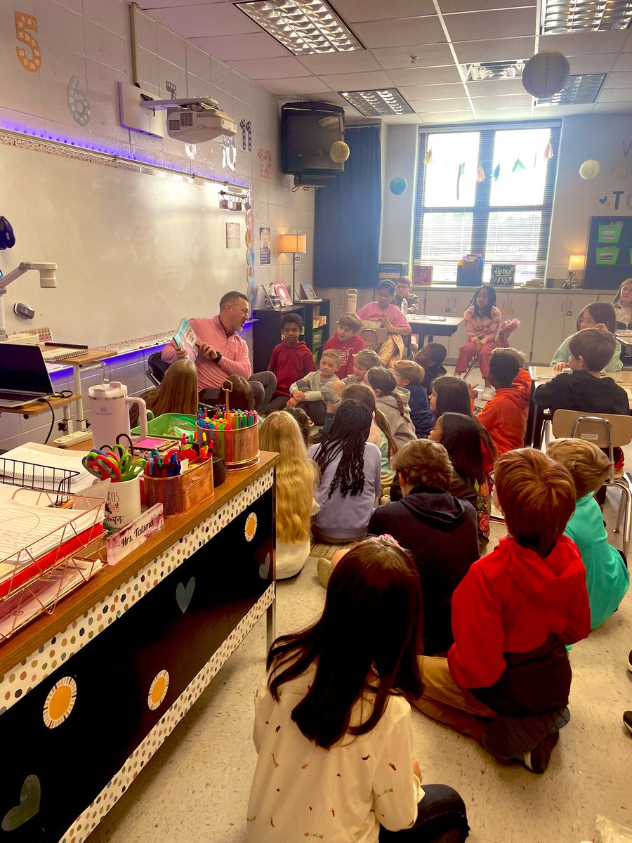 jdt_002's tweet photo. Both of my 4th grade classes ended Read Across America week with a visit from none other than @coachseantalsma himself! Not only did he read, but he talked about being a leader and working hard. The little #huskies got a taste of what it takes to succeed!! #RAAW #MUSHT https://t.co/ikaL6hUBHH