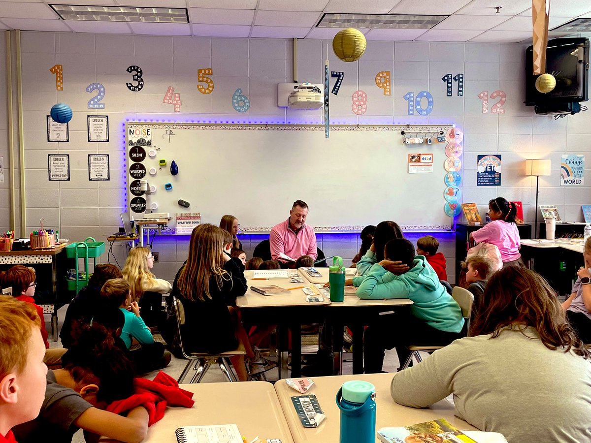 jdt_002's tweet photo. Both of my 4th grade classes ended Read Across America week with a visit from none other than @coachseantalsma himself! Not only did he read, but he talked about being a leader and working hard. The little #huskies got a taste of what it takes to succeed!! #RAAW #MUSHT https://t.co/ikaL6hUBHH