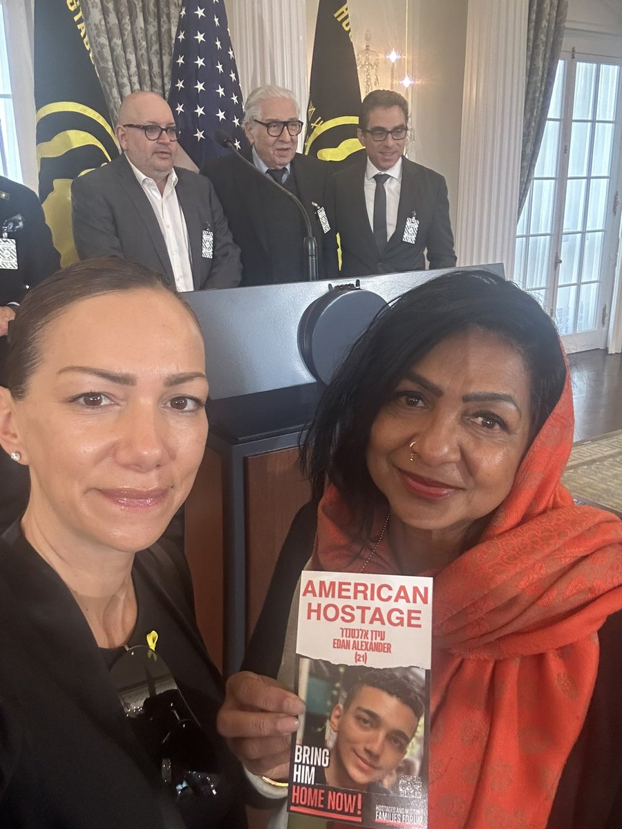 SoooMD's tweet image. Yesterday, I met #YaelAlexander. She is the mother of fellow American #EdanAlexander an IDF soldier stationed on the Gaza border, taken hostage by Hamas terrorists.
I told her that we MuslimWomen @ammwecofficial @anilaali - we stand in solidarity with her and all the #Hostages.