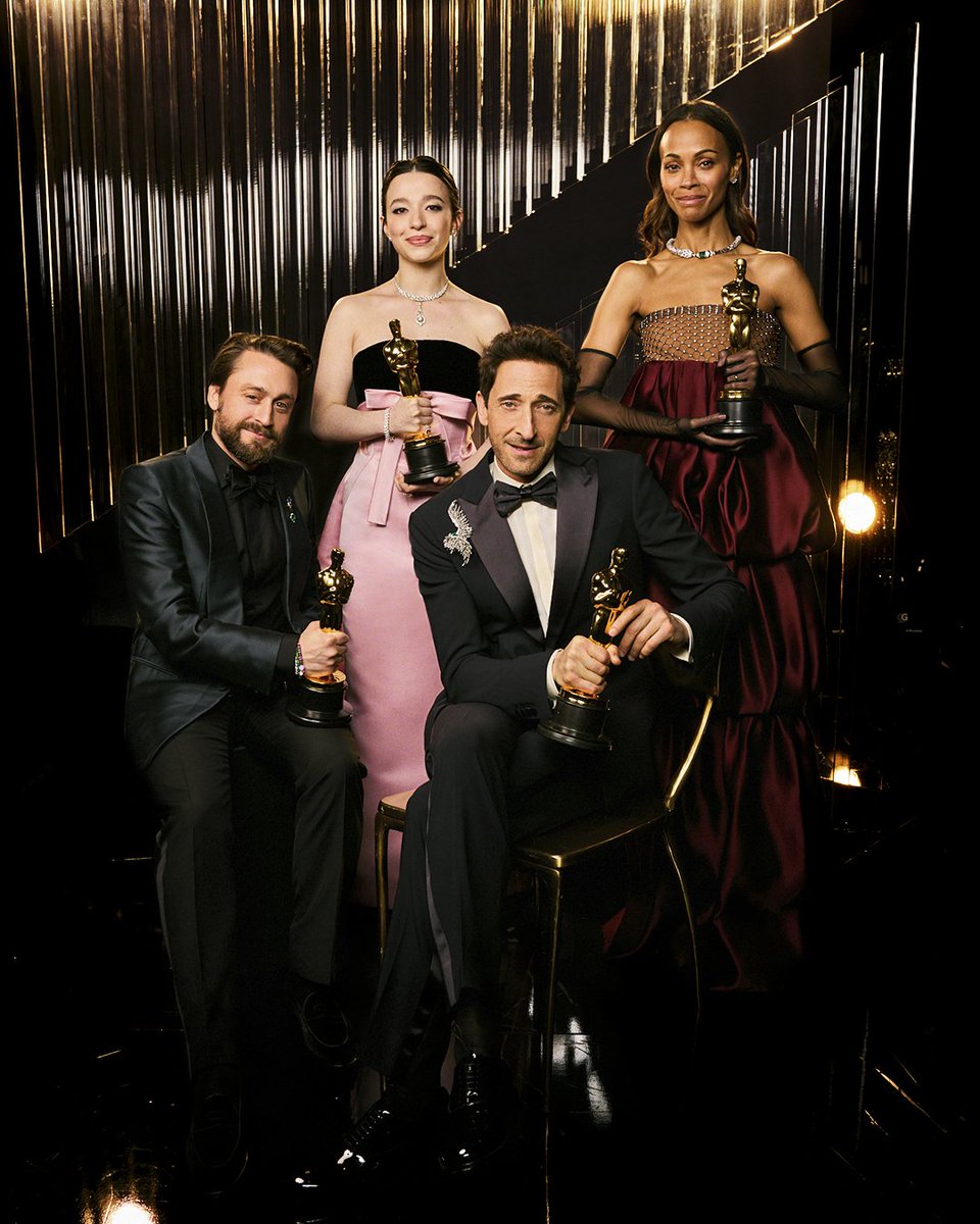 womanwithstyle's tweet photo. SALIR EN UNA REVISTA  CUALQUERIA   COMO LA DE HARPER  BAZAAR ARABIA  QUIEN NADIE LEE NO ES TRIUNFÓ #TubaBüyüküstün  TRIUNFÓ  ES GANARSE  UN OSCAR POR TALENTO  Y ARTE  DE INTREPRETACION  Y SER RECONOCIDA  COMO LO ES #NeslihanAtaguel  EN ESTADO UNIDOS   Y CON DOS SÉRIES EXSITOSA 🔥 https://t.co/UMn4RTB9EA