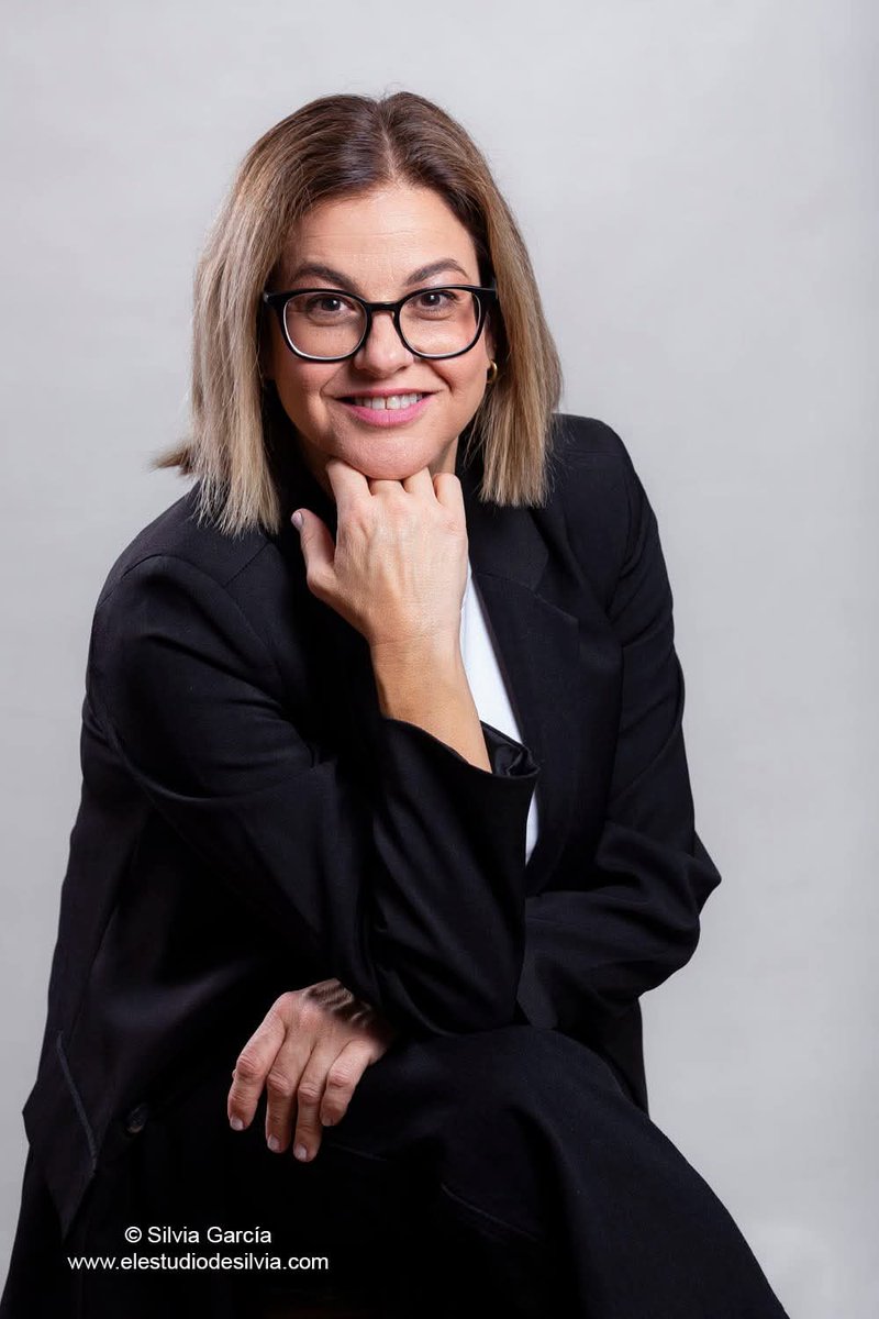 EstudiodeSilvia's tweet photo. Seguimos con retratos de mujeres, con retratos en femenino...
Hoy quiero enseñaros a Marta. Es abogada y necesitaba fotos para su nueva web y rrss. https://t.co/biAitfWgHK 
Gracias por tu confianza, Marta 😊
 #mujeresreales #retratoprofesional https://t.co/GiKvvbxl58