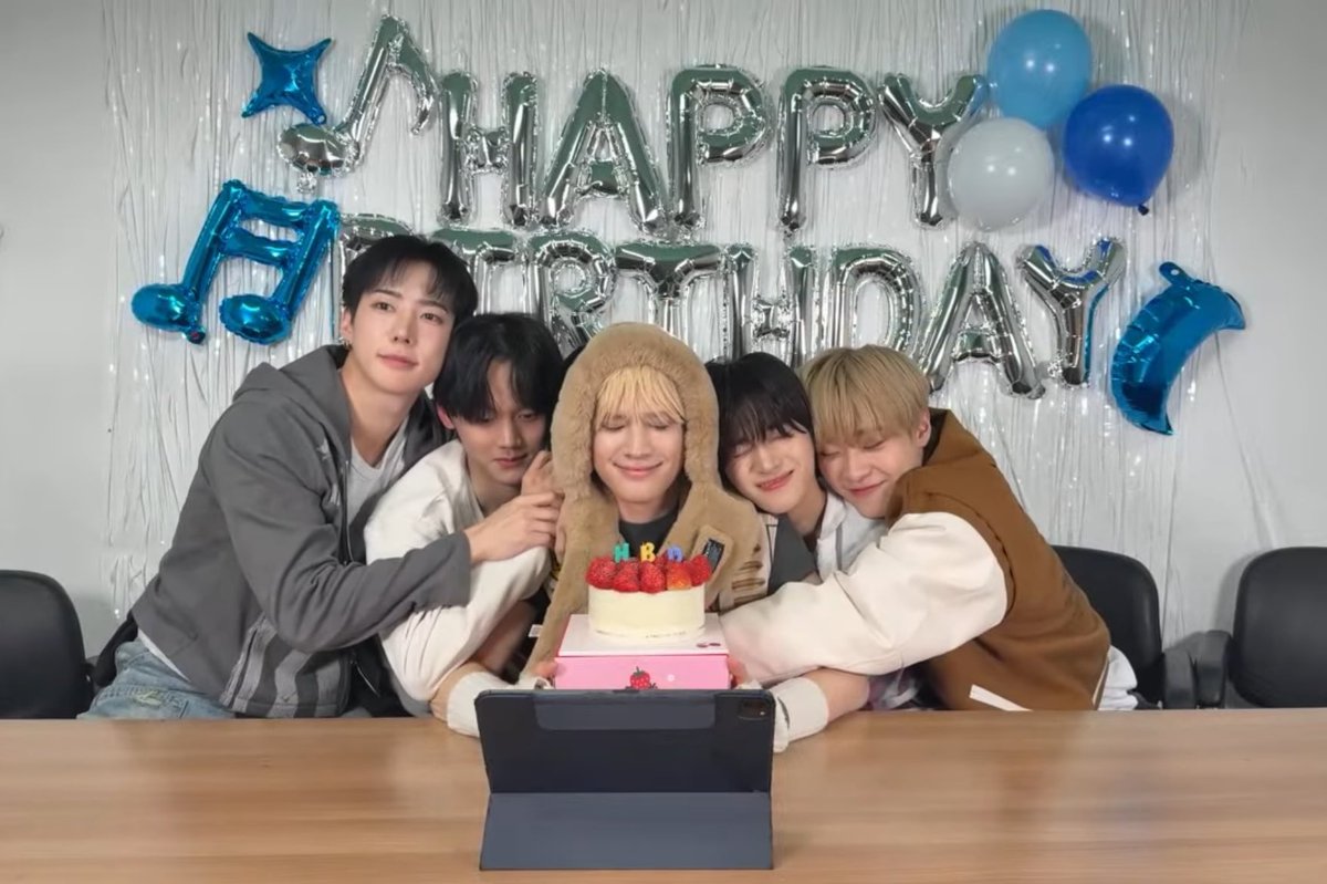 aftrglowseokjin's tweet photo. mis soles, jamás los vuelvan a separar ❤️‍🩹 https://t.co/OEYcILFGWR