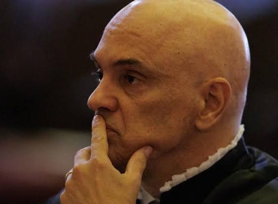 🚨URGENTE: Alexandre de Moraes já estuda o "melhor momento" para mandar prender Jair Bolsonaro, Más teme que prisão de Bolsonaro gere revoltas pelo país.