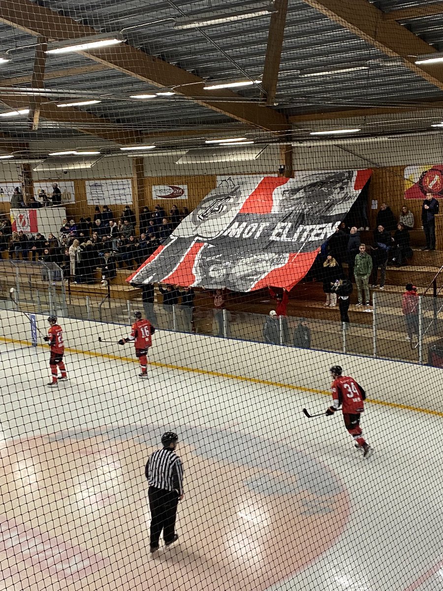 Mjornberg's tweet photo. Får ändå ge Hanvikens unga fans att de anstränger sig. Snyggt! https://t.co/x5xDeQHlPi