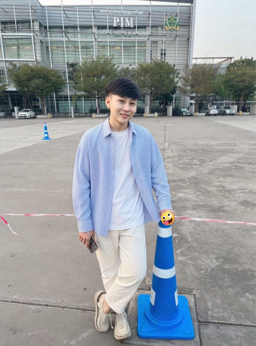 PRaE__21's tweet photo. ถ้าเธอชอบคนสูง เราก็สูงอยู่นะ …สูงอายุ👅🤪

#ทอม https://t.co/0h0T8sFpF6