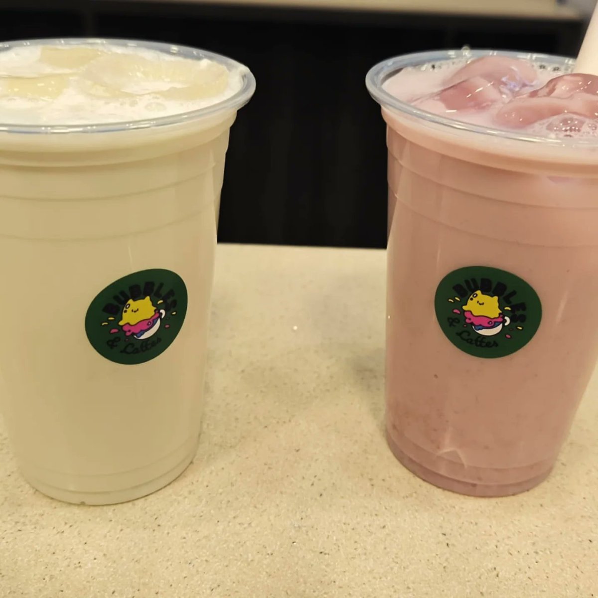 BubblesLattes's tweet photo. 🤤 Te lo hacemos de cualquier sabor de entre los disponibles para los bubble teas o los lattes. En las fotos uno de vainilla y otro de frambuesa 🫗

#BubbleTea #Latte #cafetería #donostia #batidos https://t.co/1PMc26Yj3T