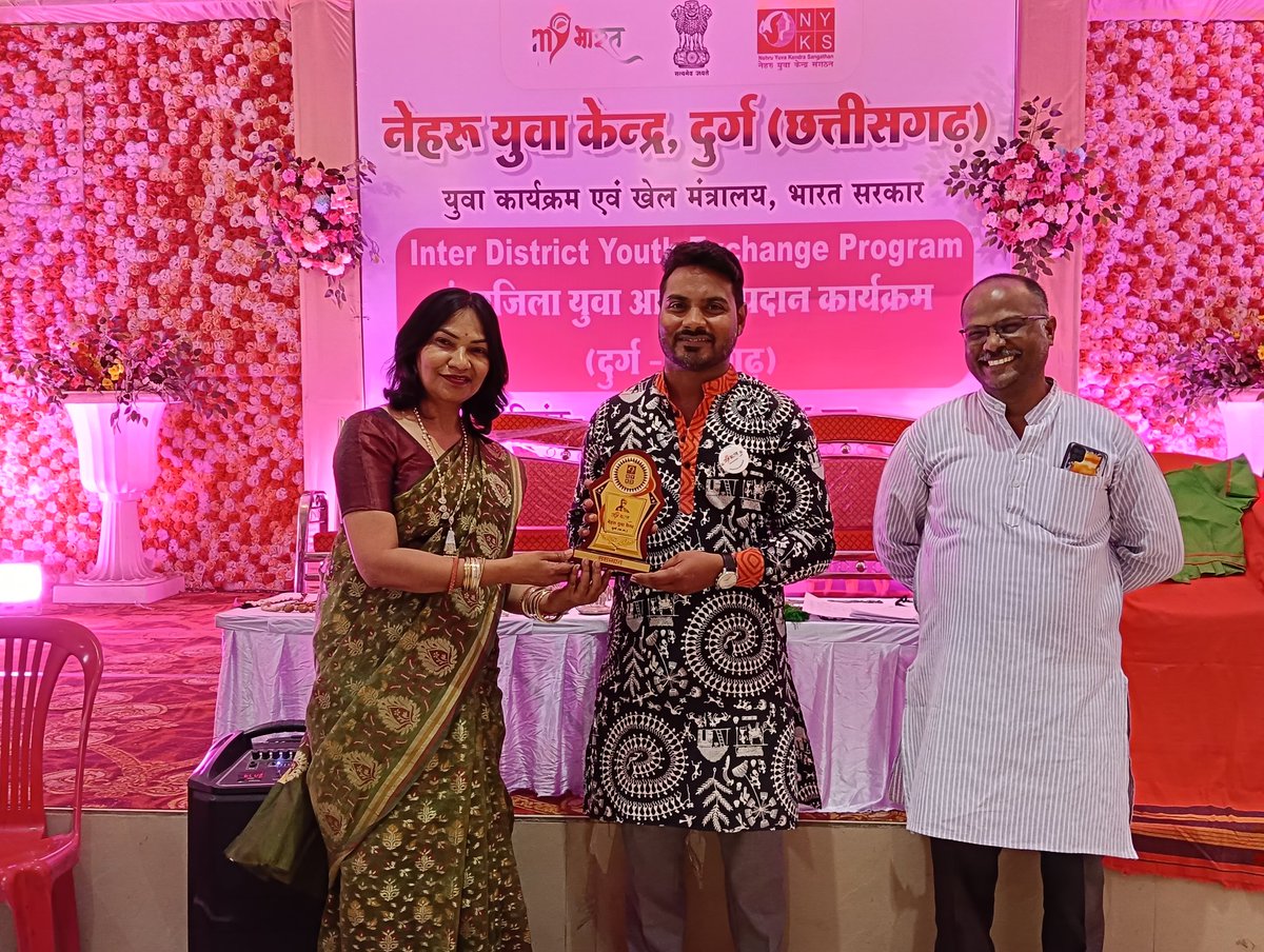 RajkumarPr7971's tweet photo. #छत्तीसगढ़िया_सबले_बढ़िया यह हर भारतीय जानता है, लेकिन क्या हमारी लोककला और संस्कृति को लोग जानते हैं? #IDYEP दूर्ग में छत्तीसगढ़ी संस्कृति को राष्ट्रीय व अंतराष्ट्रीय स्तर पर पहुंचाने हेतु स्वयंसेवकों को प्रशिक्षित किया गया। ✨

@mybharatgov @nyksindia
@DYORaigarh @NYKRaigarh https://t.co/GPFgXlARzY