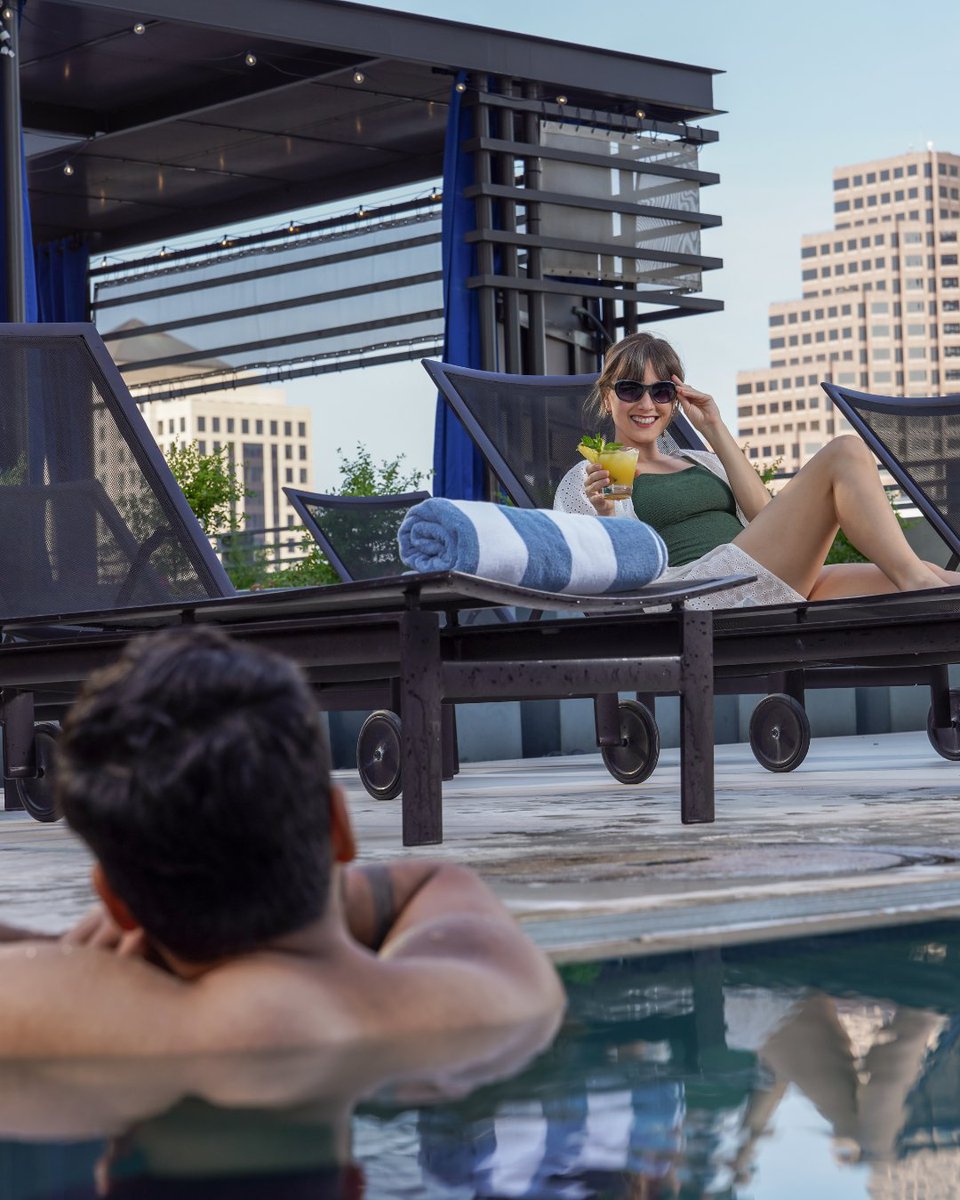 Drinks taste better poolside. 🍹 Good news — our pool bar is officially open, and your next cocktail is waiting. #SipByThePool #PoolsideAtHiltonAustin