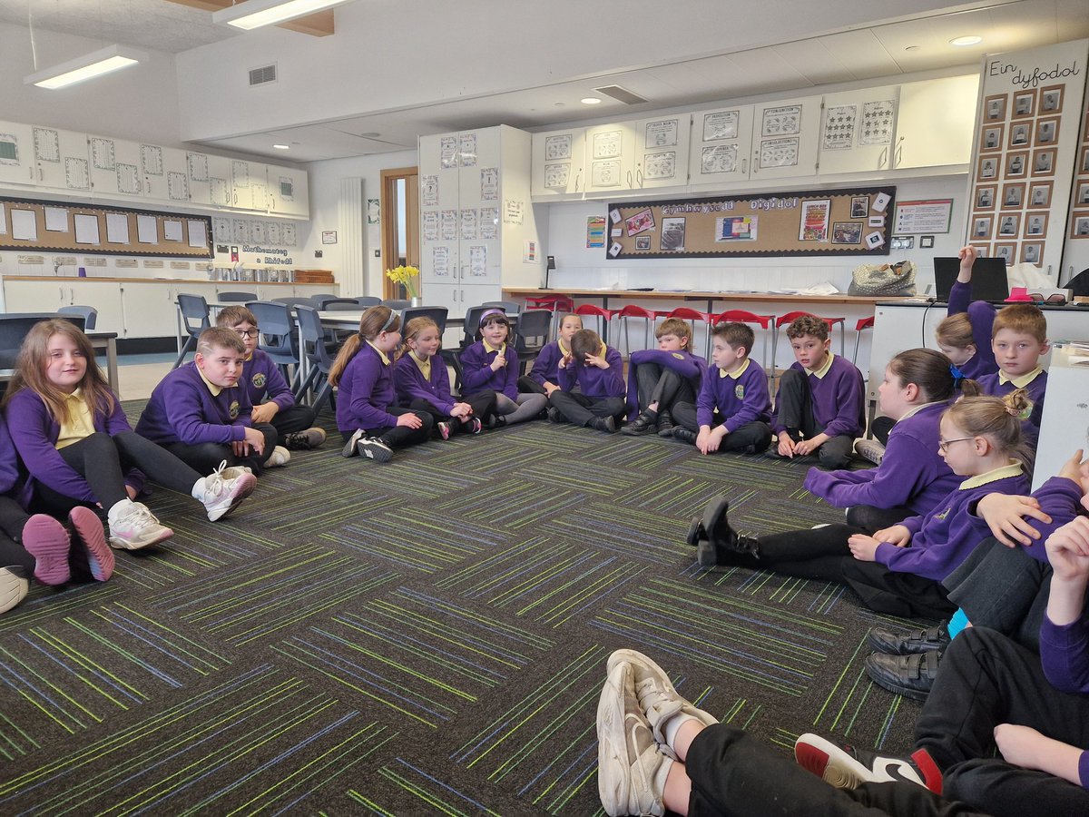 Dyma flwyddyn 4 yn trafod pobl sydd yn dylanwadu arnom ni a sut mae'n nhw yn gallu effeithio arnom ni. Year 4 have been discussing how people can influence us and the affect it can have on us.