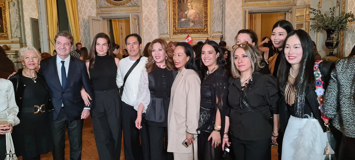 latfran_asso's tweet image. De nombreux créateurs de mode péruviens 🇵🇪 étaient au rendez-vous du défilé de @tranoishow organisé par @PROMPERUFrance 🇵🇪🇫🇷 @rosariopajuelo , @PeruEnFrancia @Promperu . Des couleurs, de nombreux talents qui ont permis de mettre en valeur les produits du #Perou 🇵🇪.  #Perumoda 🇵🇪