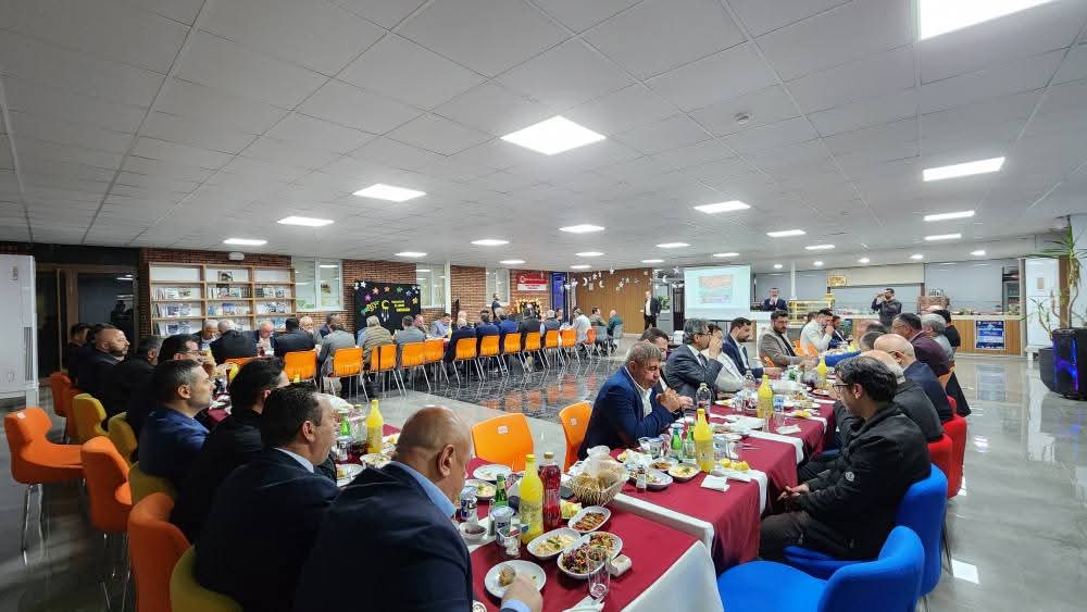 antalyamuftuluk's tweet photo. Hayırseverler, iyilik sofrasında bir araya geldi.

Antalya İl Müftülüğü ve Türkiye Diyanet Vakfı Antalya Şubesi tarafından hayırsever iş insanlarının katılımıyla iftar programı gerçekleştirildi.

Ahmet Hamdi  Akseki Gençlik Merkezi'nde gerçekleştirilen programa Diyanet İşleri Başkanlığı Strateji Geliştirme Başkanı Mustafa Irmaklı, DİB Başmüfettişi Ekrem Olgun, İl Müftüsü Nazif Fethi Yalçınkaya, il müftü yardımcıları, merkez ilçe müftüleri ve hayırseverler katıldı.

 Program, İbrahim Saraçoğlu Camii İmam Hatibi Burak Dağbastı'nın Kur'an-ı Kerim tilavetiyle başladı.

Programın açış konuşması yapan İl Müftüsü Nazif Fethi Yalçınkaya, "İftar programımız rahmet, bereket ve mağfiret ayı olan m��barek Ramazan Ayı’nda birlik ve beraberlik ruhunun daha da güçlenmesine, sevinçlerin paylaşılmasına, manevi değerlerin ve dayanışma kültürünün yaygınlaşmasına vesile olsun. İl Müftülüğümüzün davetine icabetinizden dolayı hepinize ayrı ayrı teşekkür ediyor, hayırlı ve bereketli Ramazanlar diliyorum." şeklinde konuştu.
Ardından kürsüye gelen Diyanet İşleri Başkanlığı Strateji Geliştirme Başkanı Mustafa Irmaklı, konuşmasında, "Oruç ruhu incelten, kulu Rabbine yaklaştıran, sabrın asaletini, nimetin kadrini ve muhtaçlarla paylaşma sorumluluğunu en iyi öğreten ibadettir. Müminler Ramazan ayını infak ve yardımlaşma için bir fırsat bilirler ve Peygamberimizi örnek alarak bu ayda daha çok sadaka verirler. Böylece paylaşmanın onarıcı ve iyileştirici etkisiyle yeryüzü rahmete bürünür. Fitre, âdeta tüm müminleri kuşatan bir yardımlaşma atmosferi oluşturur. Bu kutlu mevsimin bereket ve fazileti sebebiyle olsa gerek, yükümlü olanlar zekâtlarını da Ramazan ayında vermeyi tercih ederler.  Zekât, fitre ve sadakalarla gönülden gönüle kardeşlik köprüleri kurulur. Tüm bu yönleriyle oruç ibadeti, mideyi bir müddet aç bırakırken kalbi alabildiğine doyurmaktadır.." ifadelerini kullandı.