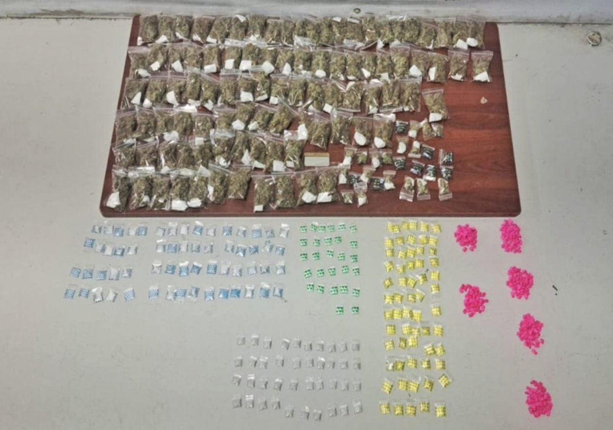 periferia2's tweet photo. En EdoMéx, decomiso histórico de 2 mil 500 dosis de cocaína, piedra, cristal y marihuana por despliegue de fuerzas federales y estatales
https://t.co/uMyvJ44uNA https://t.co/vx563Ek7gY