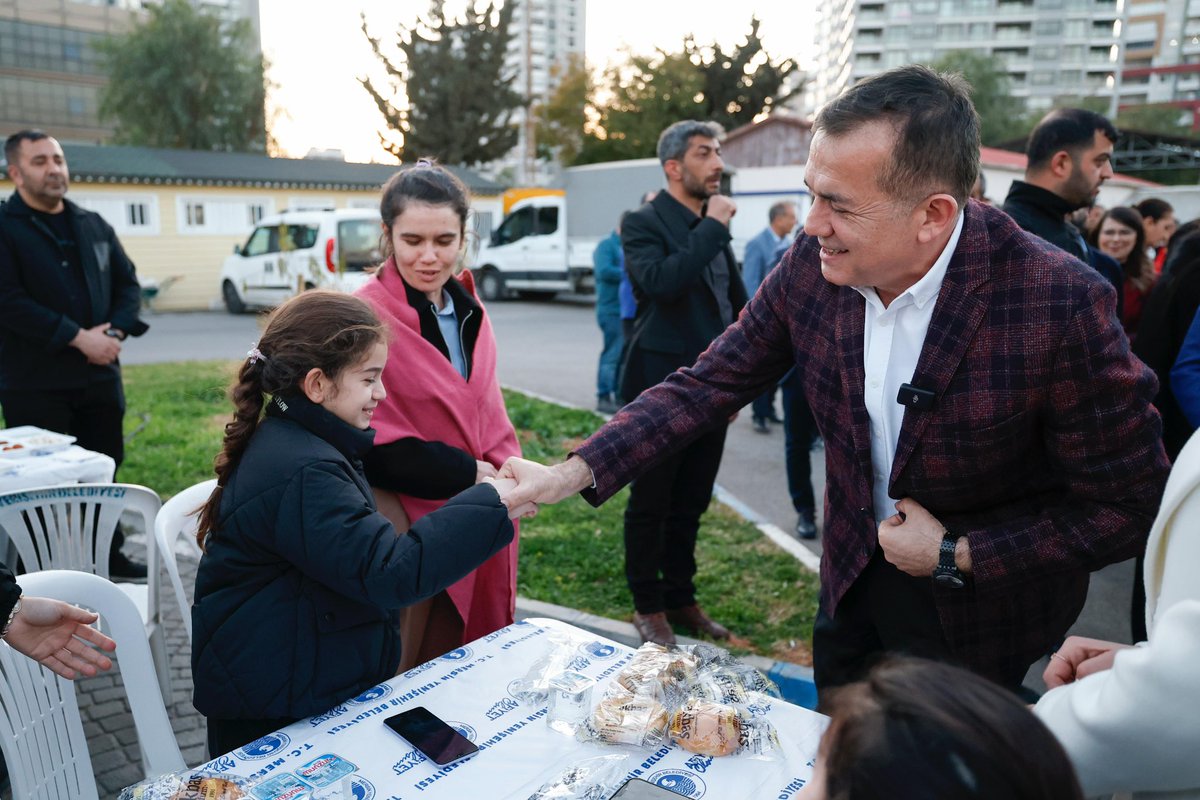 EczAOzyigit's tweet photo. Yenişehir ailemizin dayanışması, soframıza bereket katıyor.

Kentimiz için gece gündüz demeden emek veren mesai arkadaşlarımla iftar yemeğimizde buluştuk. https://t.co/AlRdXhsFpN