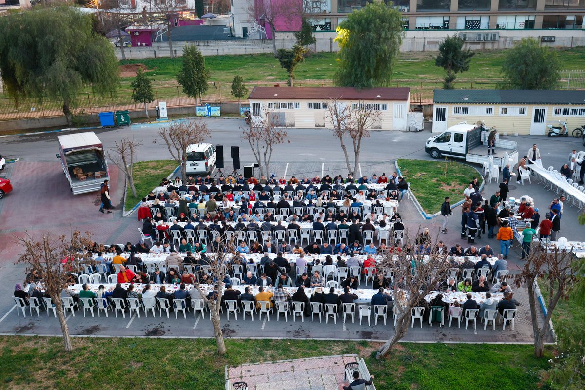 EczAOzyigit's tweet photo. Yenişehir ailemizin dayanışması, soframıza bereket katıyor.

Kentimiz için gece gündüz demeden emek veren mesai arkadaşlarımla iftar yemeğimizde buluştuk. https://t.co/AlRdXhsFpN
