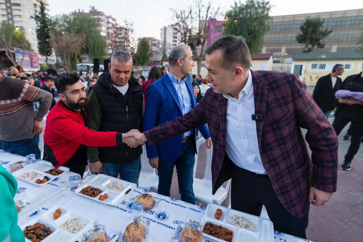 EczAOzyigit's tweet photo. Yenişehir ailemizin dayanışması, soframıza bereket katıyor.

Kentimiz için gece gündüz demeden emek veren mesai arkadaşlarımla iftar yemeğimizde buluştuk. https://t.co/AlRdXhsFpN