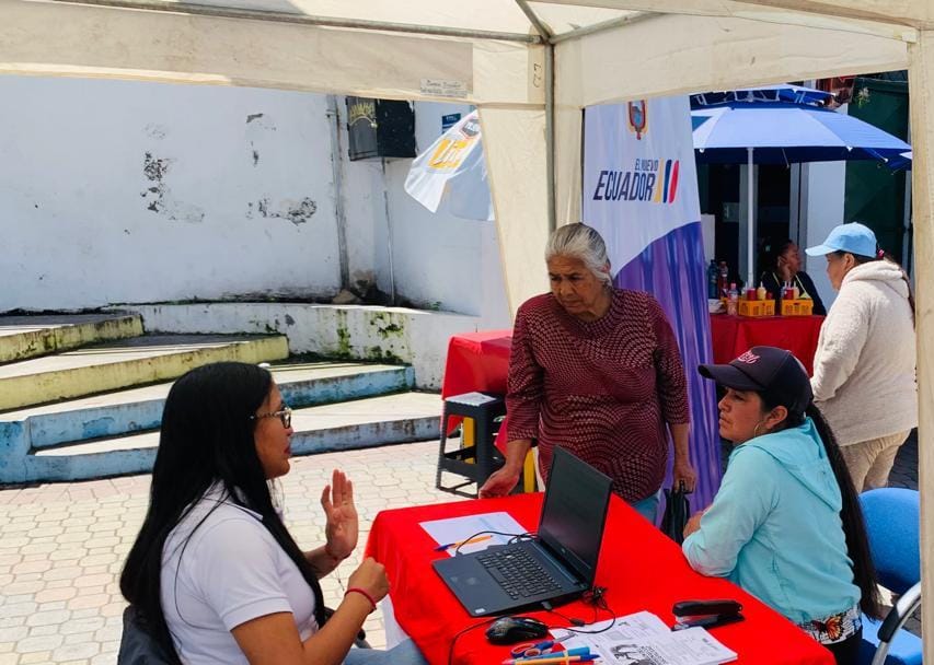 SRIoficialEc's tweet photo. #SRIZonal1
Nuestras brigadas móviles presentes en Imbabura y Carchi.

Atendemos consultas de ciudadanos del cantón Antonio Ante y del cantón Montúfar quienes conocieron sobre los beneficios tributarios y accedieron a asesoría gratuita.

#ElNuevoEcuador https://t.co/m0XDkakOHb