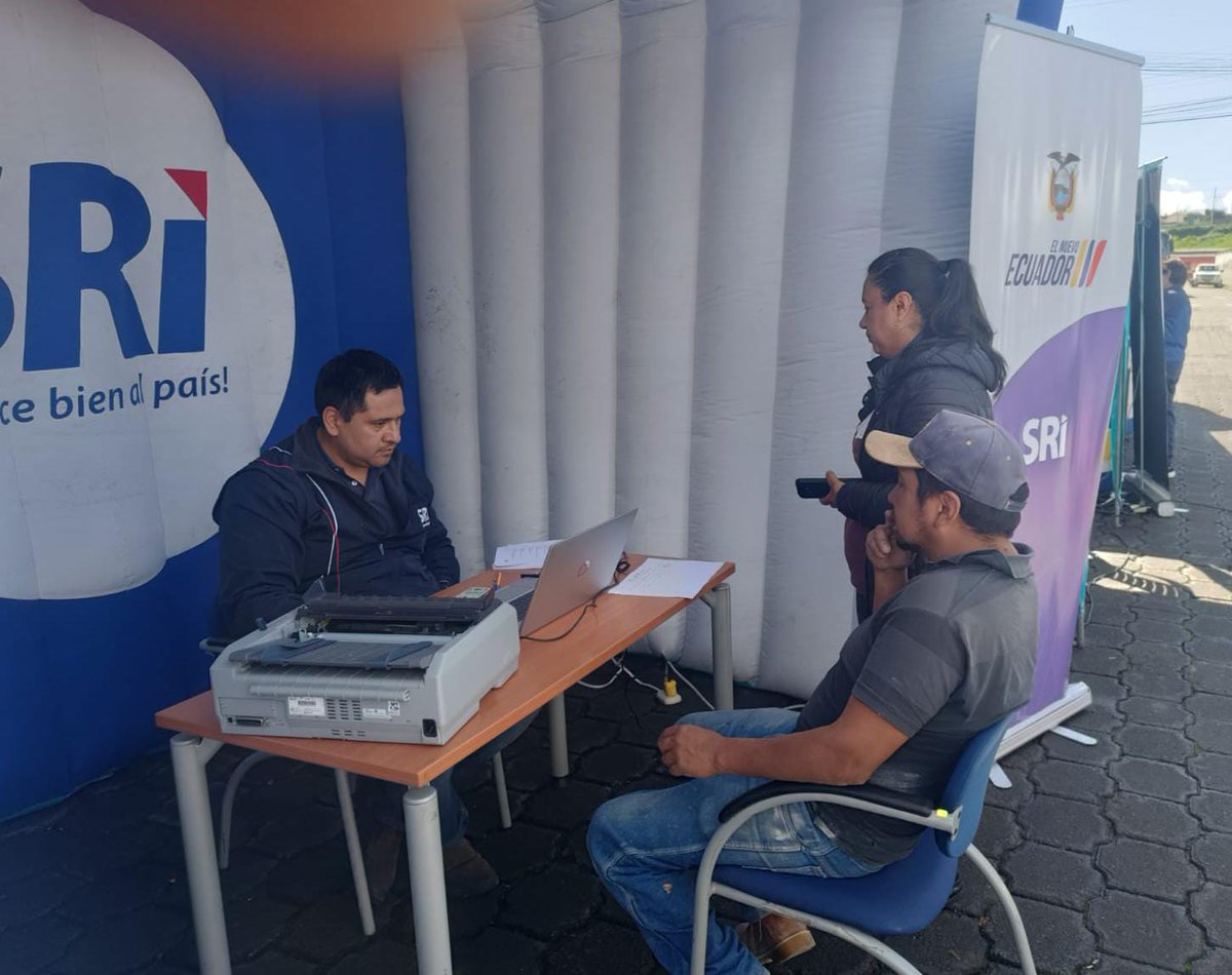 SRIoficialEc's tweet photo. #SRIZonal1
Nuestras brigadas móviles presentes en Imbabura y Carchi.

Atendemos consultas de ciudadanos del cantón Antonio Ante y del cantón Montúfar quienes conocieron sobre los beneficios tributarios y accedieron a asesoría gratuita.

#ElNuevoEcuador https://t.co/m0XDkakOHb