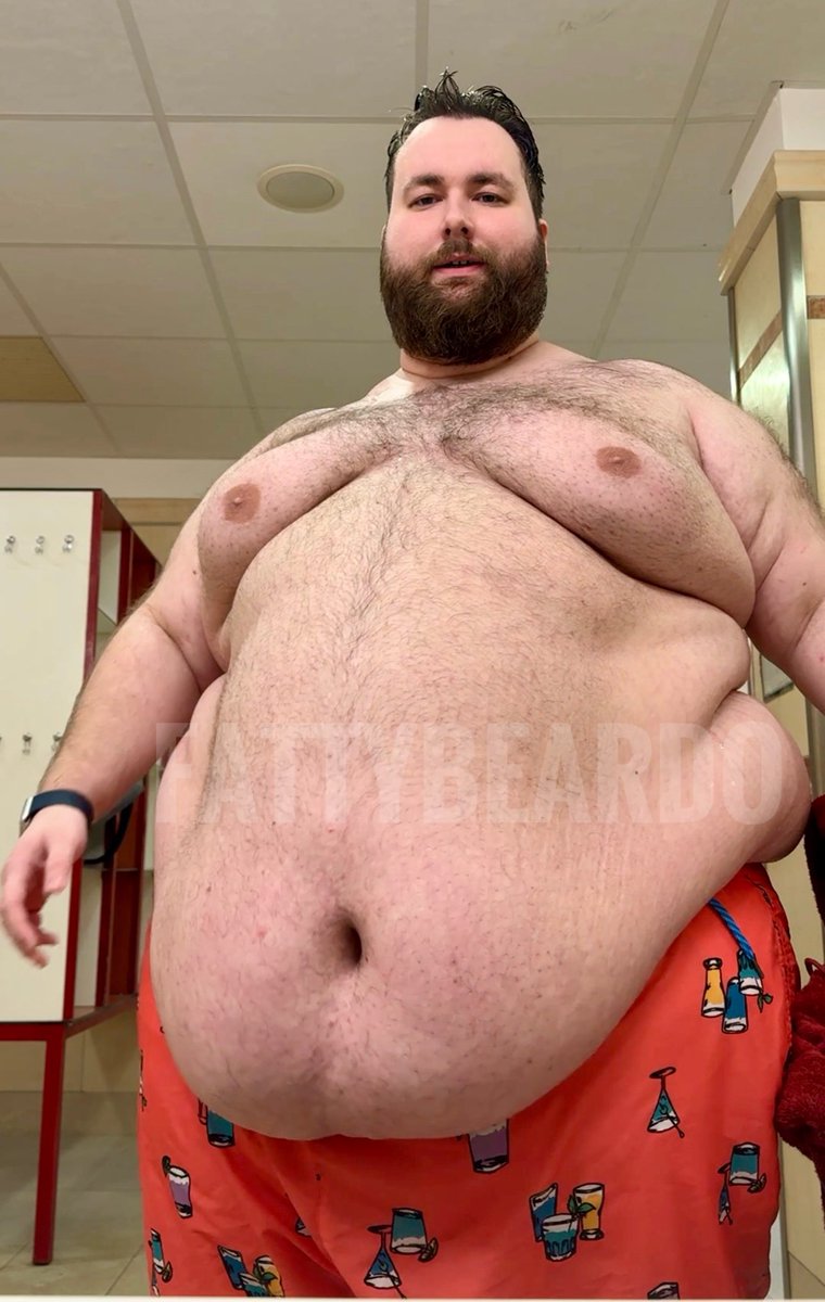 Biggest guy at the pool 😈