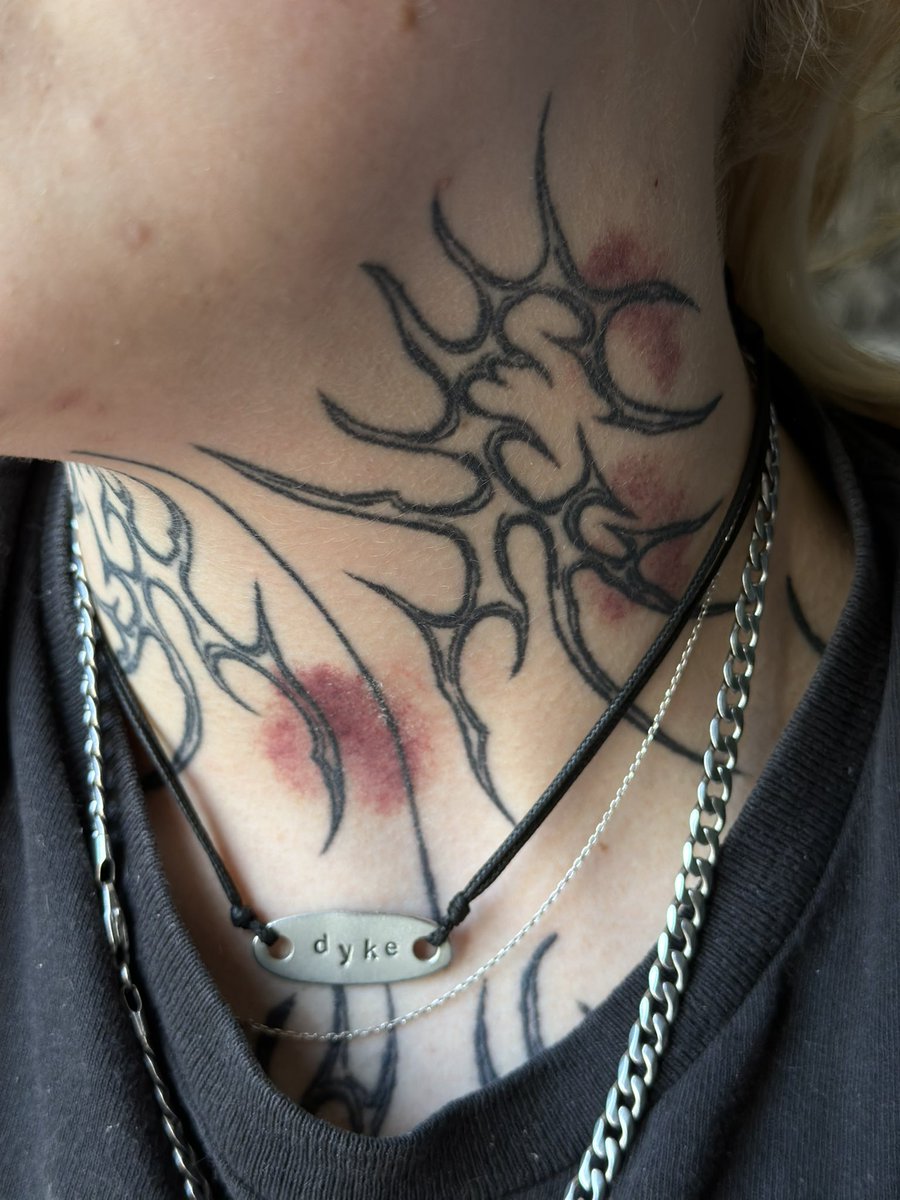 pvncture_ritual's tweet image. Romance isn't dead, its t4t