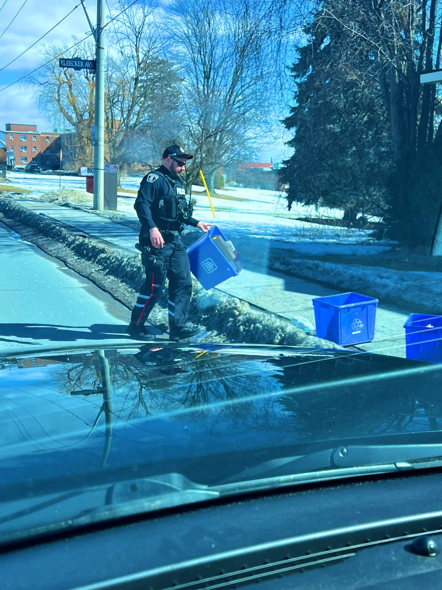 💨💨 Wind is blowing blue boxes onto road ways. Take your time to navigate around these types of hazards. Be safe <a href="/BellevilleON/">City of Belleville</a>