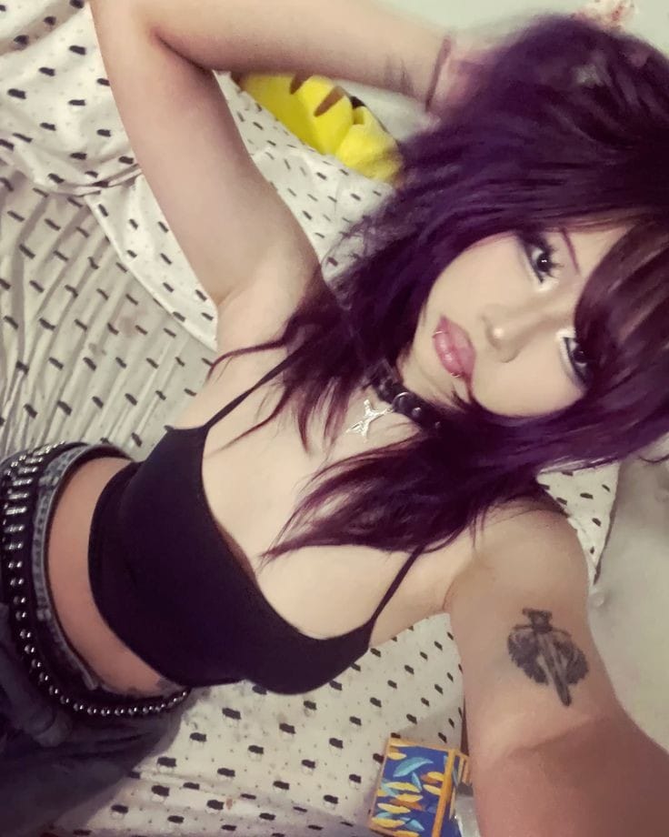 𝐂orrente de apresentação. 

𝐍ome: Emz
𝐈dade: 21 anos
𝐔ma música: "Meiga e abusada" - Anitta 💅🏻🫦
𝐒exualidade: Bisexual 🏳️‍🌈
𝐒tatus: Solteira 😝
𝐂or favorita: roxo 
𝐀ltura: 1,70 cm 
𝐍acionalidade: Romena