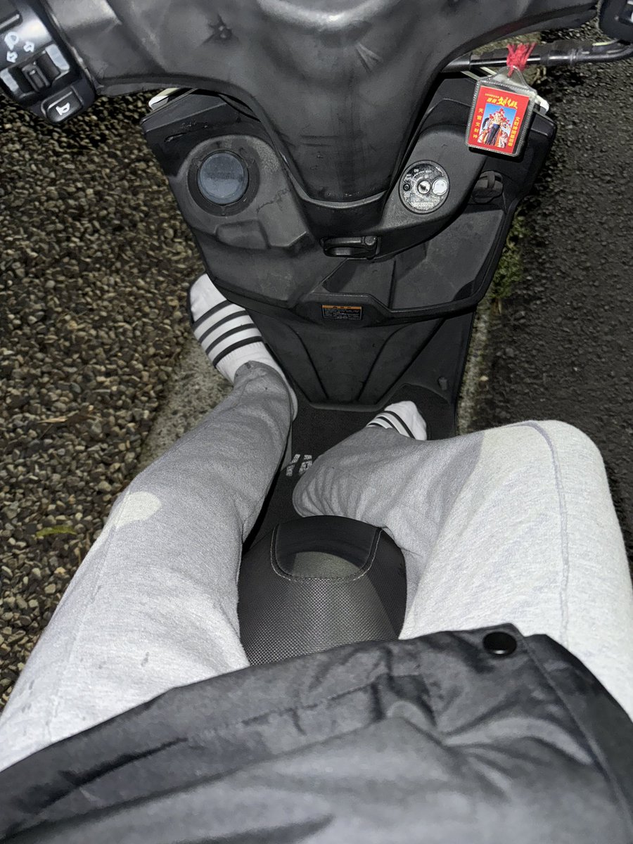 深夜潛入mission 
白襪（1/1）
灰色棉褲（1/1）
白色後空（1/1）